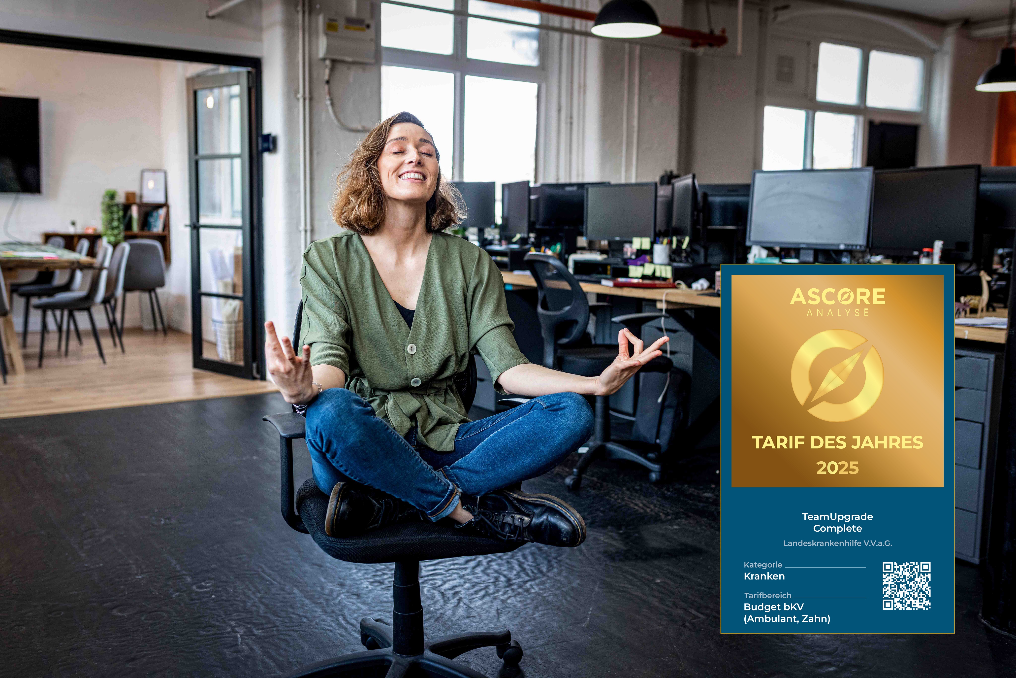 Junge Frau im Büro auf Drehstuhl im Schneidersitz in Yogapose